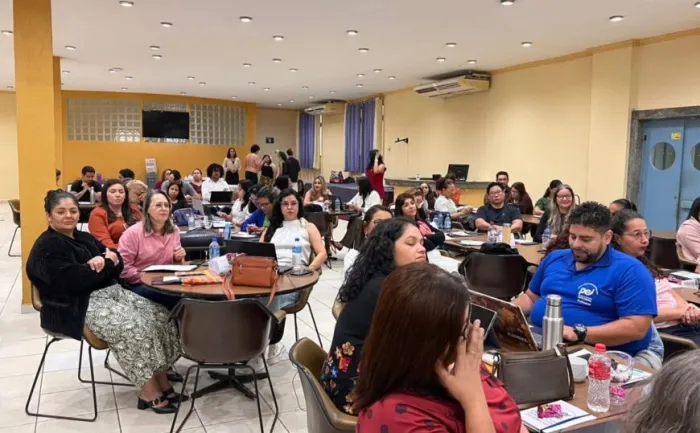 Entre os temas abordados estão diagnóstico ativo, estudo orientado, modelo de aula efetiva, planejamento pedagógico, coerência curricular, práticas docentes e acompanhamento da aprendizagem