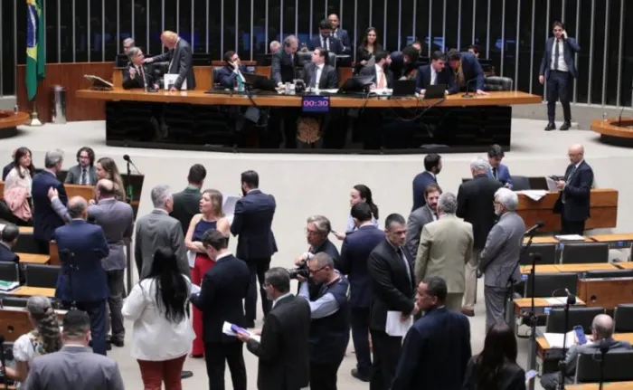 Plenário analisa medida provisória sobre reajuste do piso salarial de professores da educação básica; acompanhe