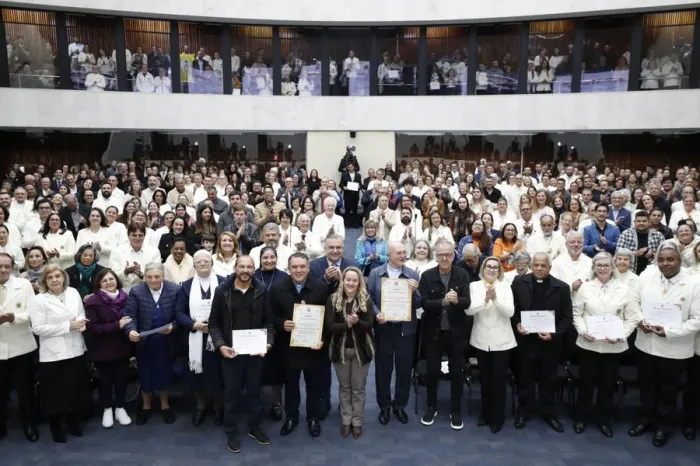 Assembleia Legislativa presta homenagem aos 100 anos da Arquidiocese de Curitiba e à Semana de Corpus Christi