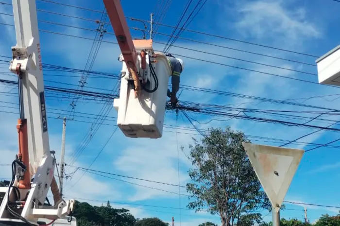 Copel remove meia tonelada de cabos de telecom em situação irregular em Paranavaí