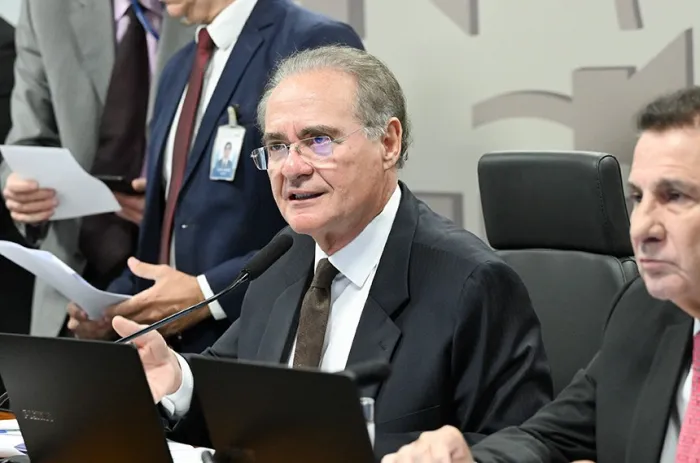 Presidente da CAE e relator, o senador Renan Calheiros retirou o projeto de pauta - Foto: Geraldo Magela/Agência Senado