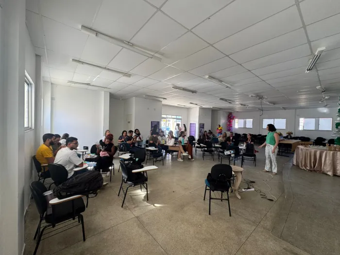 Cerest realiza palestra sobre saúde mental e riscos psicossociais para profissionais do Hospital Esaú Matos