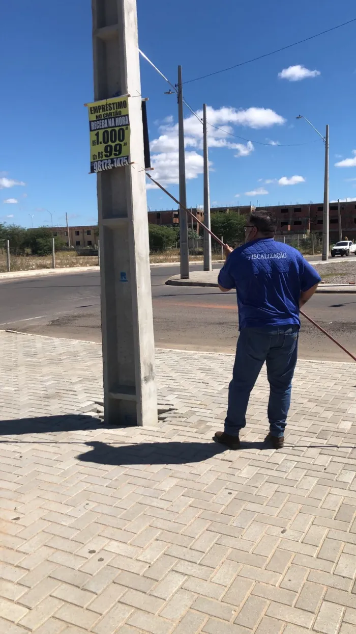 Programa ‘Petrolina + Limpa’ retira propagandas irregulares das principais ruas da cidade