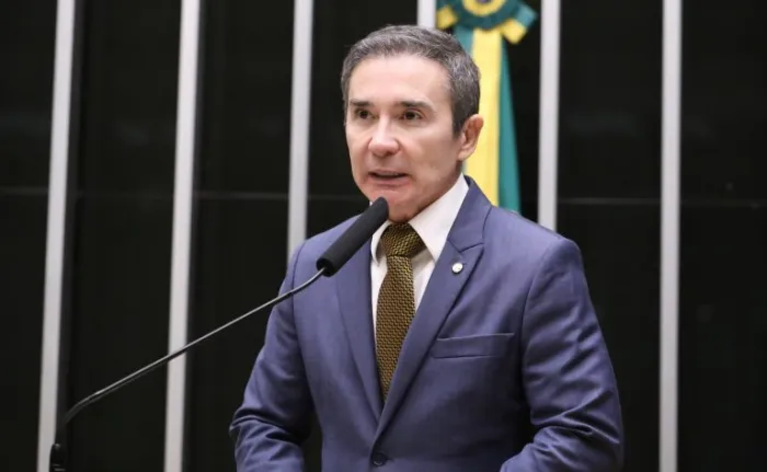 Comissão de Educação aprova projeto que proíbe uso de contêineres e lonas em escolas