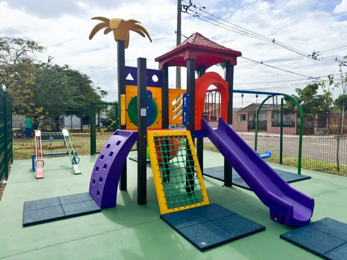 PrefCG entrega 10ª parquinho infantil em parceria com MPT