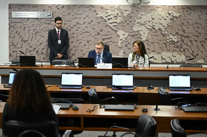 O senador Flávio Arns na presidência da reunião - Foto: Saulo Cruz/Agência Senado