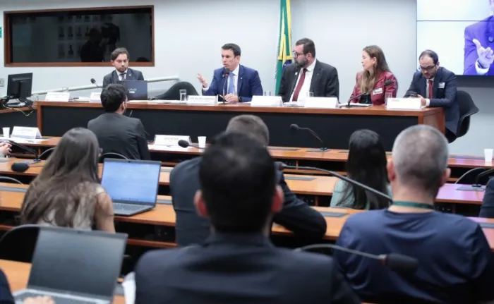 Alta do combustível provocada pela guerra no Oriente Médio já causou cancelamento de 3,5 mil voos no país, segundo Anac