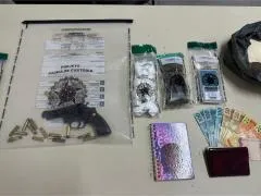 Homem é preso em flagrante por porte ilegal de arma de fogo e tráfico de drogas em Santaluz
