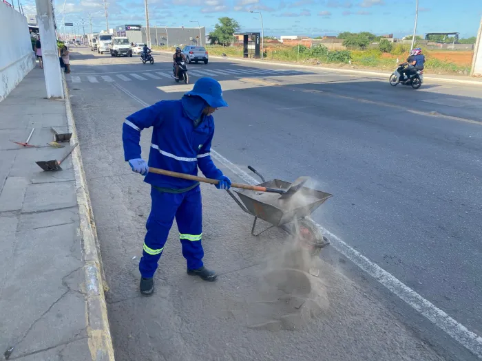 Importante corredor viário, Avenida Fernando de Farias passa por ação intensificada de limpeza
