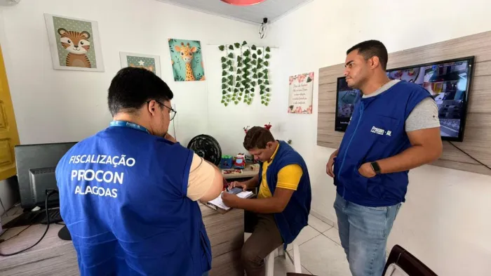 Equipe do Procon-AL está visitando unidades de ensino para orientar os responsáveis sobre as mudanças exigidas pela legislação - Ascom Procon-AL