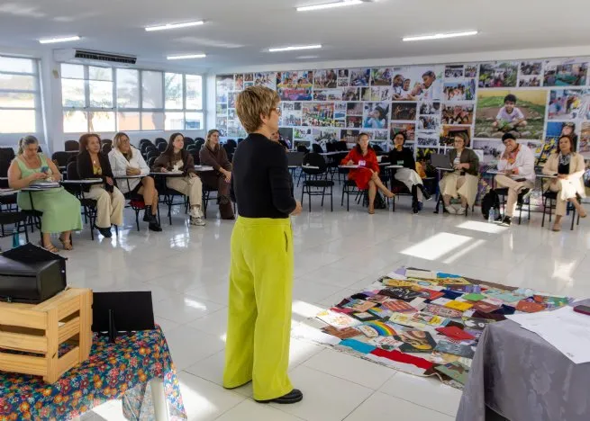 Secretária de Educação participa de formação regional do LEEI e homenageia educadora da rede