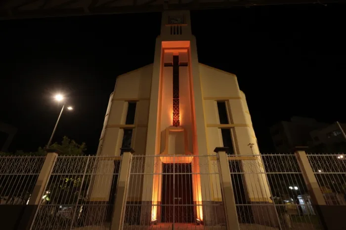 Prédios públicos municipais de Caruaru recebem iluminação especial em apoio ao Maio Laranja