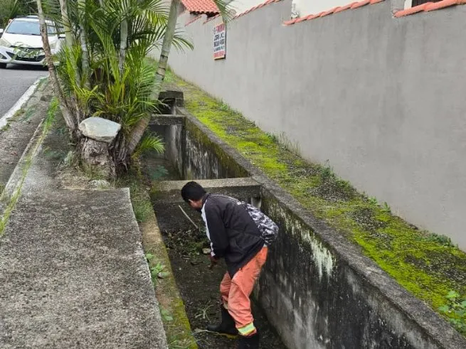 Prefeitura de São Sebastião intensifica limpeza do sistema de drenagem na região central do município 