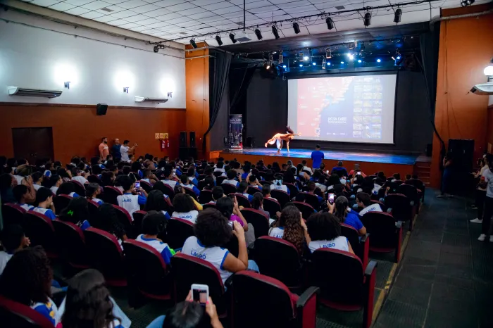 Juventude de Lauro de Freitas lota Cineteatro e participa de programação da Rota da Independência 2026