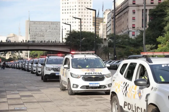 A operação também intensificou as fiscalizações de trânsito. Carros, motos e caminhões foram fiscalizados pelas equipes, que aplicaram testes do etilômetro e emitiram autos de infração de trânsito.