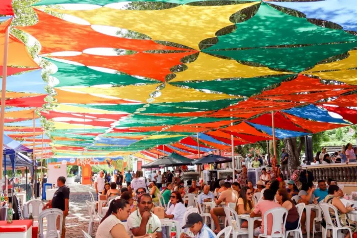 Feira na Praça terá pagode e ação de conscientização do Maio Roxo na Praça Pedro II neste domingo (24)
