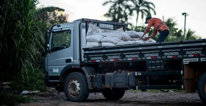  O novo caminhão adquirido pela associação já tem feito a diferença na vida do produtor de café em Cacoal (Foto: Thyago Lorentz | Secom ALE/RO)