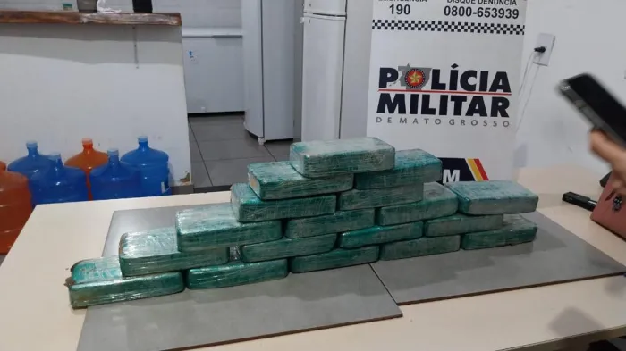 Polícia Militar prende casal de faccionados com 18 quilos de pasta base em Jangada