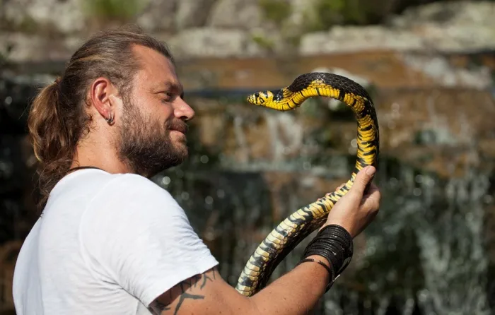  Biólogo ficou conhecido pela linguagem acessível e pela interação direta com animais silvestres (Sabrina Martins | Divulgação)