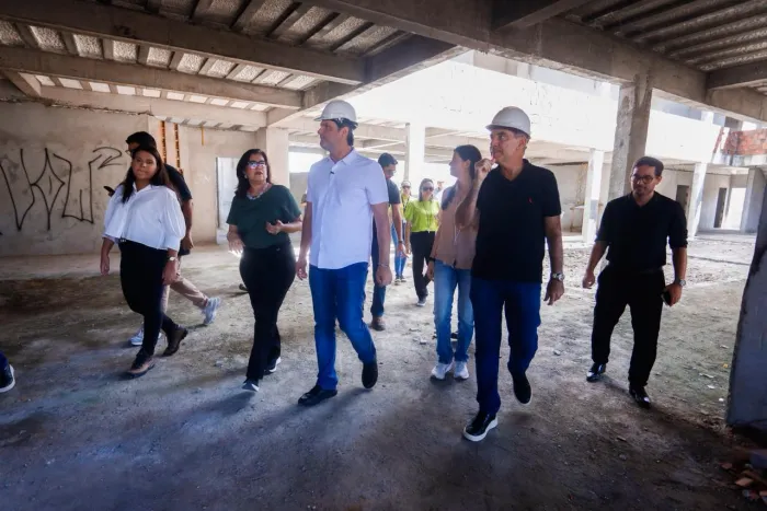 Leo Bezerra celebra retomada de obras de escola em Gramame e acompanha conclusão de obra na ladeira do Timbó, com serviço da Seinfra