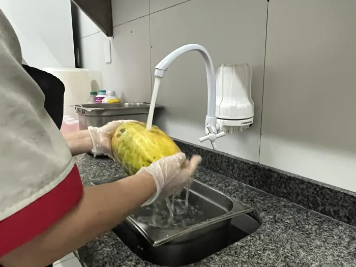 Armazenamento correto e refrigeração adequada ajudam a evitar a proliferação de bactérias nos alimentos - Natália Lessa / Ascom HGE