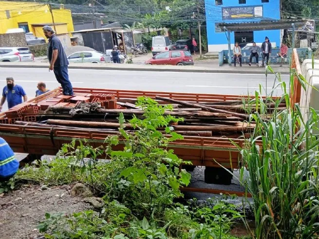 Prefeitura de São Sebastião coíbe ocupações irregulares em ação integrada realizada em Juquehy