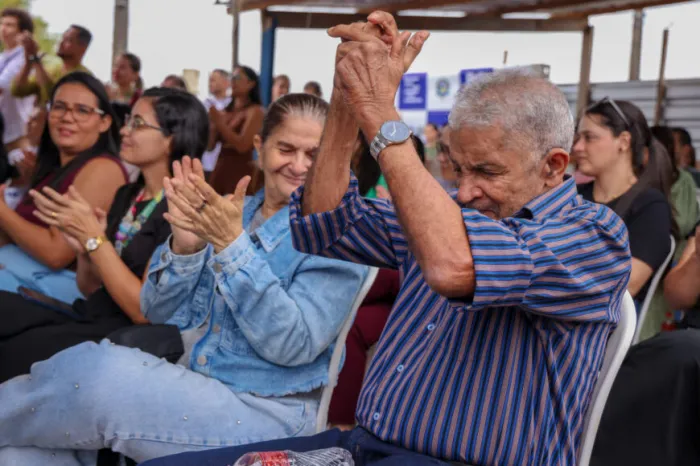 O entusiasmo e a expectativa de um futuro melhor para os idosos, com dias felizes e repletos de assistência e carinho, marcaram a assinatura da Ordem de Serviço