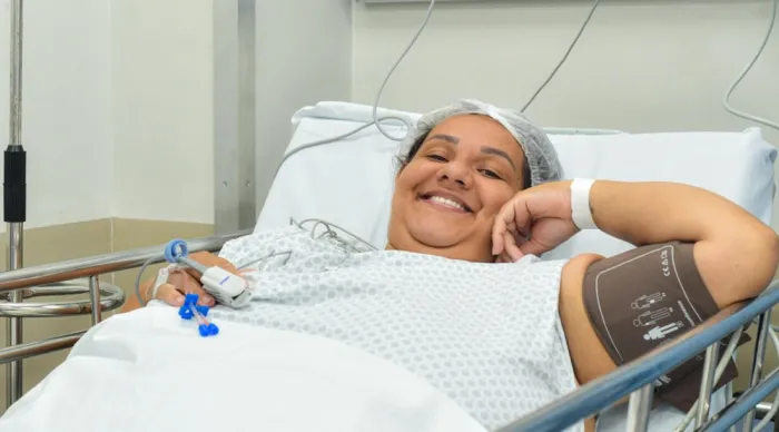 Ane Erica Batista aguarda com esperança a nova rotina pós-cirurgia/Fotos: Felipe Goettenauer/Ascom SES