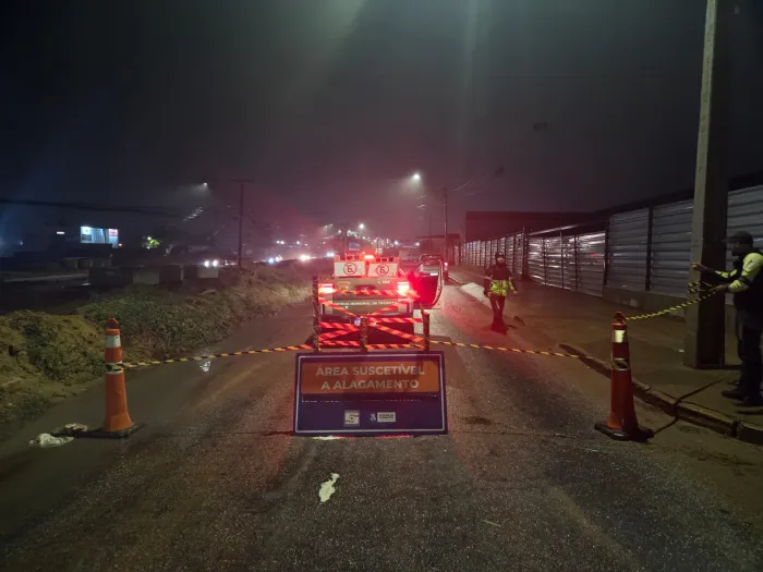 Prefeitura monitora, bloqueia e sinaliza trecho do canal de drenagem da Avenida Brumado como medida preventiva