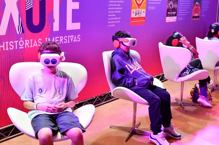 Crianças assistem ao filme em realidade virtual no evento Pixel Show - Foto: Jean Copetti/SECOM SF