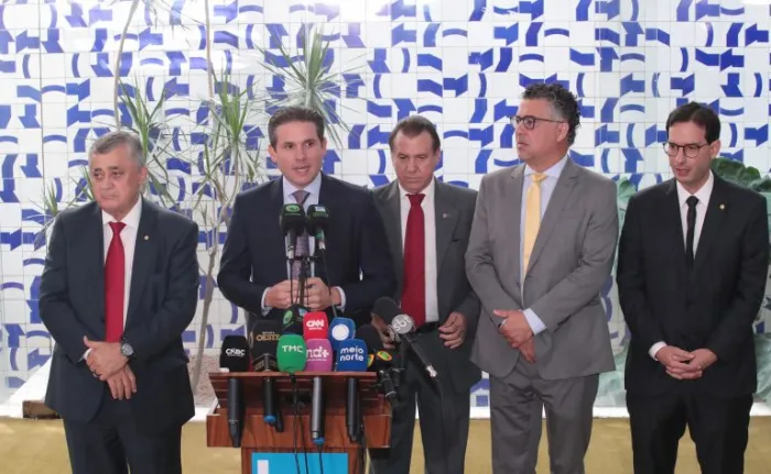 Hugo Motta anuncia transição de um ano para o fim da escala 6x1