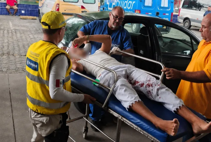 Com apoio dos agentes do Ronda no Bairro, o jovem foi levado ao HGE, onde recebeu atendimento médico - Ascom Seprev