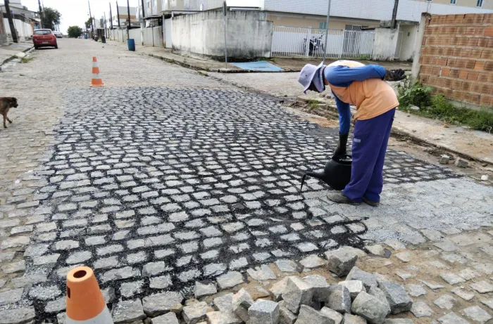 Seinfra executa serviços da operação tapa-buraco e de manutenção das galerias em 28 bairros de João Pessoa