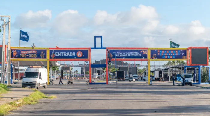 Montagem do Arraiá do Povo e Vila do Forró entra em reta final na Orla da Atalaia