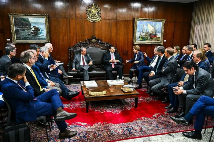 Parlamentares e empresários reunidos com Davi na sala da Presidência do Senado - Foto: Pedro Gontijo/Senado Federal