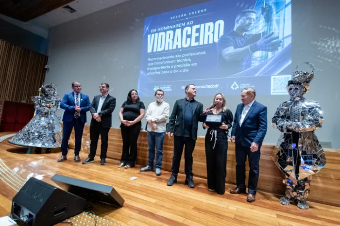 Dia do Vidraceiro é comemorado em sessão solene na CLDF
