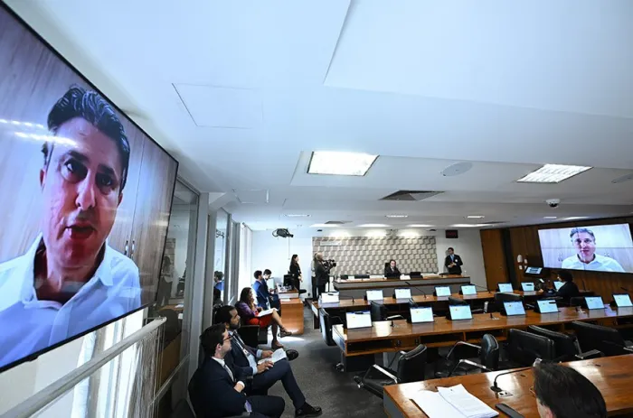 O senador Camilo Santana (no painel) apresentou parecer favorável ao projeto - Foto: Saulo Cruz/Agência Senado