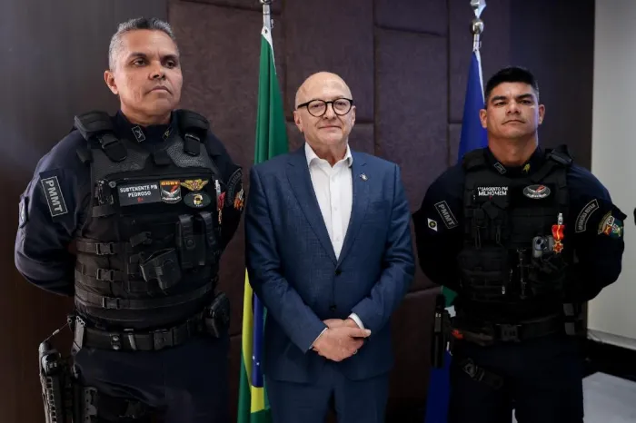 Governador condecora PMs por atos de bravura: 