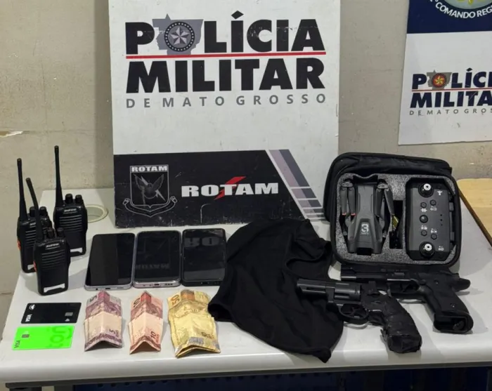 Rotam prende dupla por roubo de celulares e apreende simulacros de arma de fogo