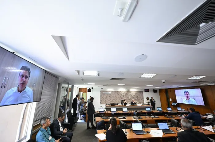 O senador Camilo Santana (no telão) relatou o projeto - Foto: Edilson Rodrigues/Agência Senado
