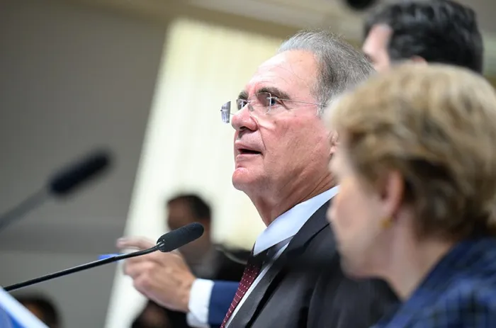 Presidente da CAE, Renan Calheiros afirmou que os parlamentares terão uma nova conversa com a equipe econômica do governo em busca de consenso - Foto: Andressa Anholete/Agência Senado