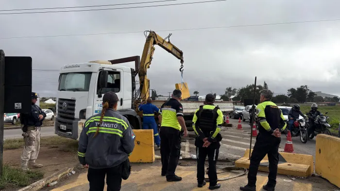 Em ação conjunta, Simtrans, Dnit e PRF retiram barreiras no cruzamento da Avenida Juracy Magalhães com o Anel Rodoviário