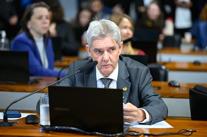 O senador Jaime Bagattoli leu o relatório do senador Alessandro Vieira - Foto: Andressa Anholete/Agência Senado