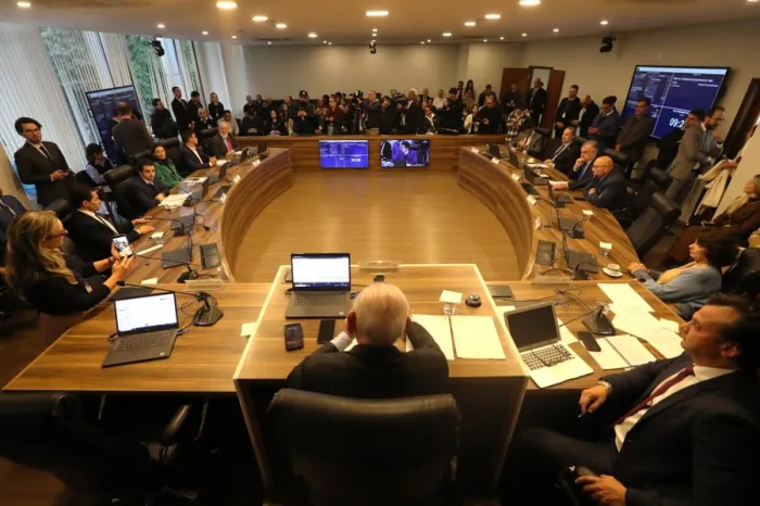 CCJ recomenda manutenção da perda de mandato do deputado Renato Freitas (PT), mas pedido de vista adia decisão