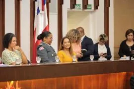 Instituição recebeu placa de honraria pelo empenho em prol dos direitos femininos e pela criação do Departamento de Proteção à Mulher, Cidadania e Pessoas Vulneráveis. - 26/05/2026 - Fonte/Crédito: ASCOM PCBA