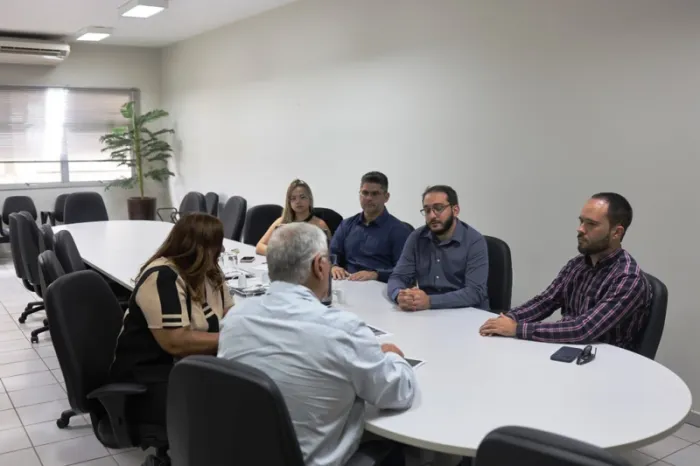 Prefeitura se reúne com Promotor de Justiça para buscar soluções para crise dos ceramistas de Brasilândia