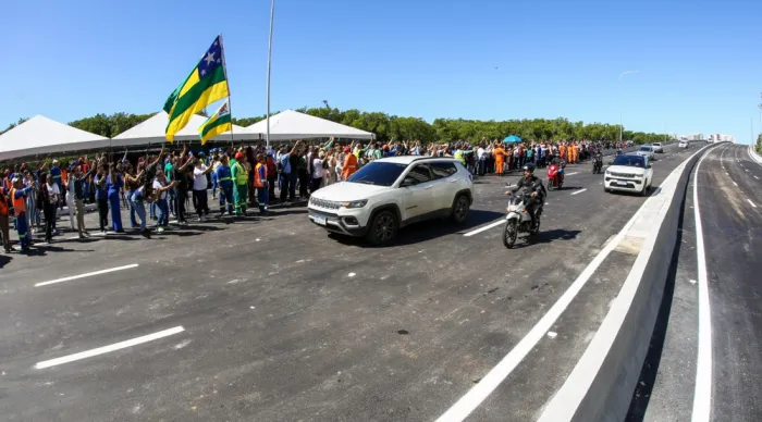 População comemora inauguração do viaduto do Complexo Viário Senadora Maria do Carmo Alves