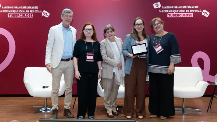 A diretora técnica Carla Jarczewski e a assistente social Elsa Roso representaram o HSP na premiação em Brasília -Foto: Laudemiro Bezerra/Divulgação SVSA-MS