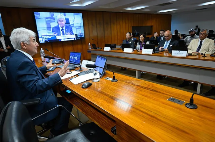 O senador Astronauta Marcos Pontes na presidência da audiência pública - Foto: Andressa Anholete/Agência Senado