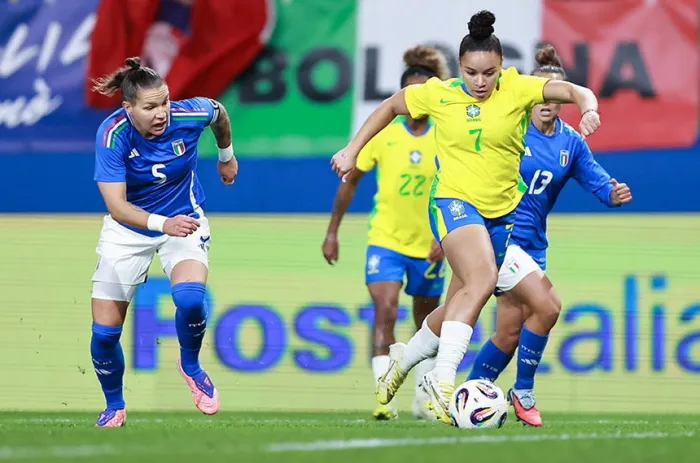 A jogadora Dudinha, da seleção brasileira feminina de futebol, durante partida disputada no ano passado - Foto: Lívia Villas Boas / CBF
